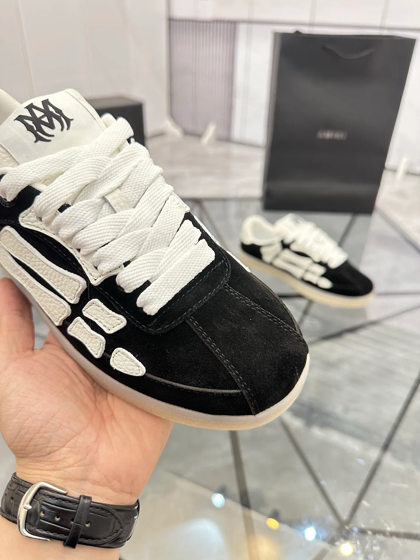 Men's shoes: 💰P600¥ Top quality in Guangzhou Product trademark: AMIRI* "Amir*" low-top casual shoes Regular size: 39-44 (can be customized to 45) Product material: Upper imported first-layer cowhide spliced ​​nubuck leather, breathable lining, original outsole. Number: 525